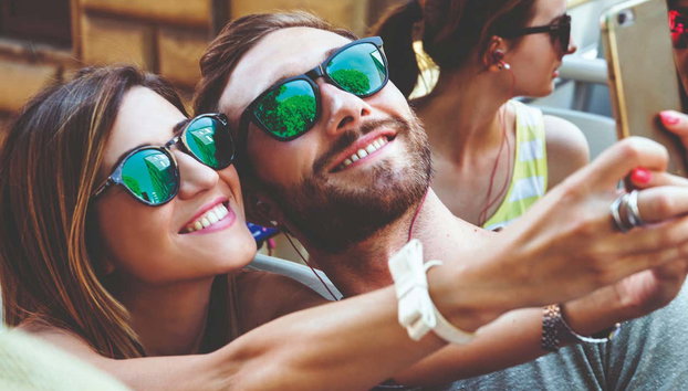 Autobus turistico di Roma - Foto 5, Una coppia si scatta un selfie a bordo