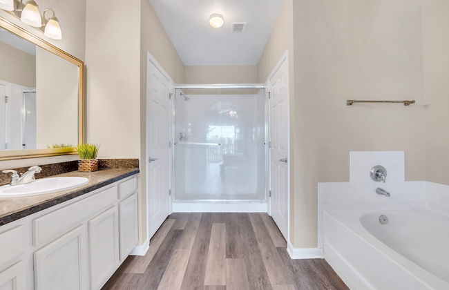 2BR Condo - Hot Tub Pool Near Disney - Foto 18