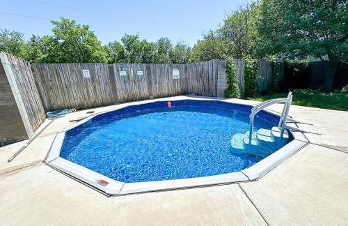 Texas Speedway Retreat: Desk + Cowboy Dipping Pool by Vacation Your Way - Foto 17