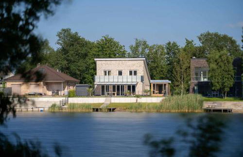 Seevilla am See mit Sauna, Kamin, privatem Steg und Seezugang - Foto 1