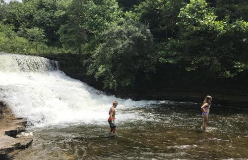 Romantic 1BR Cabin w Hot Tub Near Carbondale - Foto 33