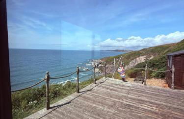 Cliff top chalet with stunning ocean views - Photo 3