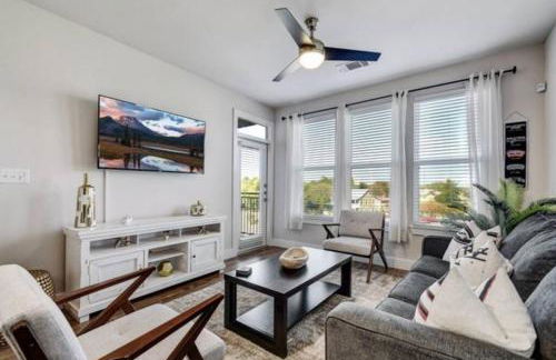 2BR Southtown Apartment FreeParking Wifi Pool Gym - Photo 1