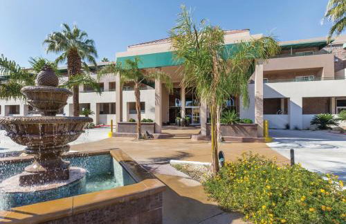 Family fun in Palm Springs in this resort 2BD condo with resort amenities including kids pool - Foto 2