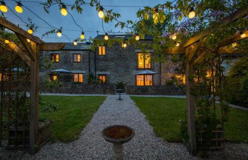 Threshing Barn at East Trenean Farm -Stunning Cornish Cottage sleeping 6 with hot tub, private garden, rural views and EV facilities - Foto 1