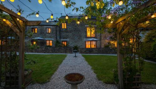 Threshing Barn at East Trenean Farm -Stunning Cornish Cottage sleeping 6 with hot tub, private garden, rural views and EV facilities - Foto 1
