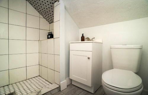 Walk Everywhere | 2-Bedroom House w/ Backyard - Foto 20