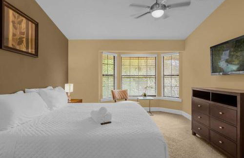 Cozy & Elegant 4BR Enchanted Townhouse - 1 Mile to Disney with Resort Pool, Gym, & Jacuzzi - Photo 26