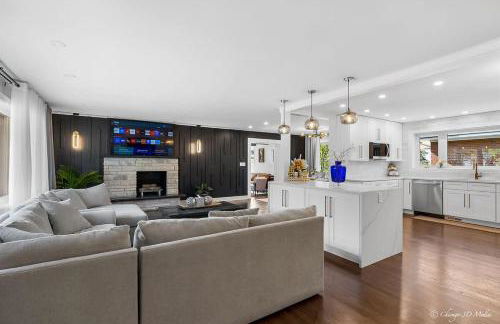 Casa 22 Luxury & Modern 3BD 2BA Home in Skokie - Photo 1