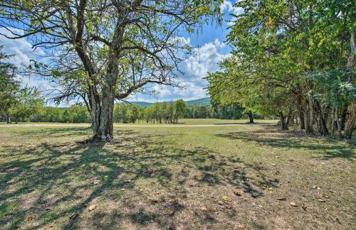 Hand-Built Black Fork Cabin 2 with Fire Pit! - Foto 23