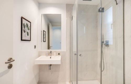 Bel Air Estepona - Modern 2BR Apartment With Terrace, Pool and Close To The Beach - Photo 8