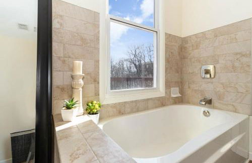 Downtown Views-Prime Location! - Foto 8