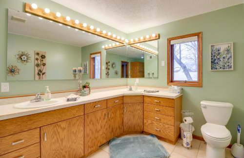 Private Lakefront Cabin with Hot Tub, Deck and Views - Foto 17