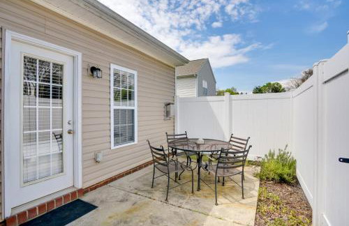 Inviting High Point Townhome with Patio and Privacy! - Foto 25