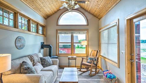 Waterfront Mound Retreat with Dock and Lake Access! - Foto 4