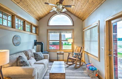 Waterfront Mound Retreat with Dock and Lake Access! - Foto 4