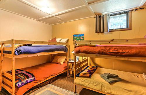 Riverside Winthrop Chalet with Hot Tub and 2 Decks! - Foto 17