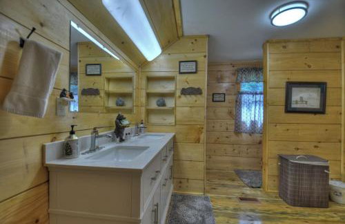 Bear Naked Hideaway - Relax in the hot tub with sounds from the nearby creek - Foto 26