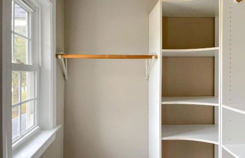 Exquisite home with pool, enclosed yard, fireplace, central AC, & washer/dryer - Foto 34