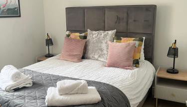 Stylish Central Apartment with Parking & Lift - Foto 2