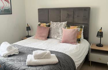 Stylish Central Apartment with Parking & Lift - Foto 2