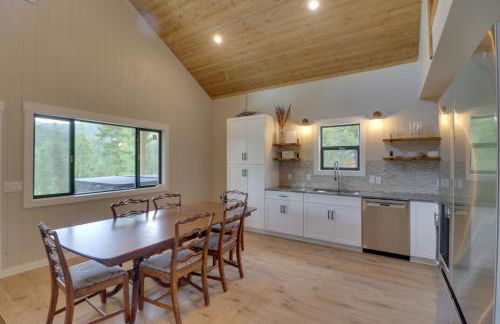 Lakeside Cabin Retreat with Private Hot Tub! - Foto 13