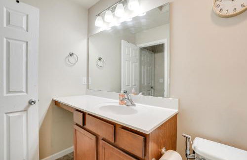 Spacious Family Getaway with Yard in Kalamazoo! - Foto 16