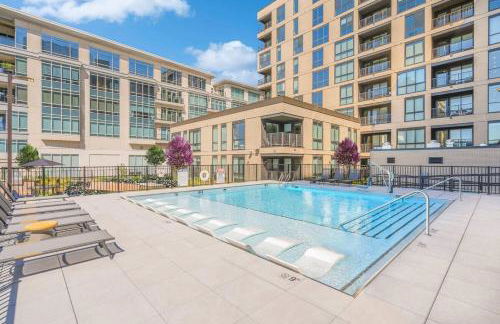 Downtown Contemporary High-Rise with Pool & Gym - Foto 1