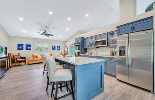 Modern Luxury Retreat in Naples - Photo 12