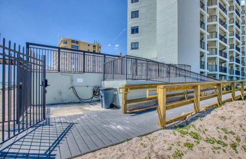 Beachfront with a pool at Ocean Trillium Condo ~ 101 - Foto 25