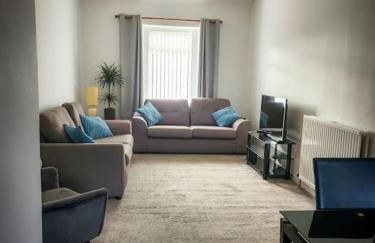 Central 2-bedroom bunglow with double sofa bed - Photo 4