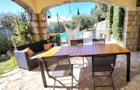 "La Colombe sous les Oliviers" Gîte jusqu'à 4 personnes - 75m2 - Sur Boooking - Rez de jardin Piscine Vue mer et lac - Foto 7