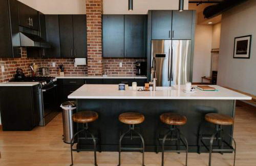 Stylish Main St Loft with Balconies and Garage - Foto 10