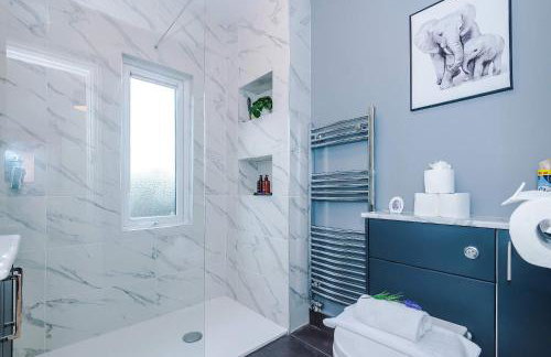 Spacious 3 Bed Home in Great Location by 53 Degrees Property - Ideal for Business with Parking - Foto 28