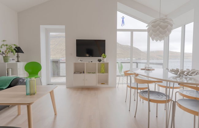 Waterfront Retreat | 2 Br Boathouse - Photo 11