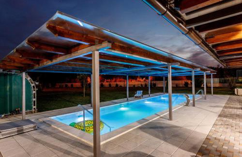 Torine - Capacious Holiday Home in Neorić with Heated Swimming Pool - Foto 1