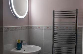 Central Manchester Gem with Stylish 2BR Retreat and Free Carpark - Foto 29