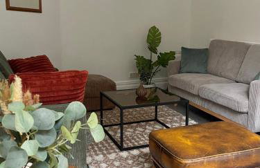 4-Bed Family House in Leeds with park view - Foto 1