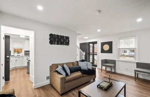 1 min to DC 8 beds sleeps 16 with yard and parking - Foto 33