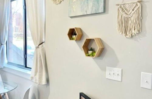 Studio Townhouse in Uptown King Bed-Wi-Fi-Full Kitchen- Washer & Dryer - Foto 21