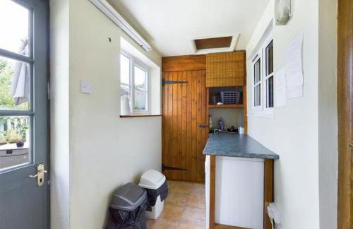 Two Bedroom Cottage (rural setting with good Access links) - Photo 21