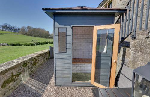 Romantic four poster Cottage private outdoor Hot Tub & Sauna at Harthill Hall plus private daily use of indoor pool and sauna 1 hour per day - Photo 14