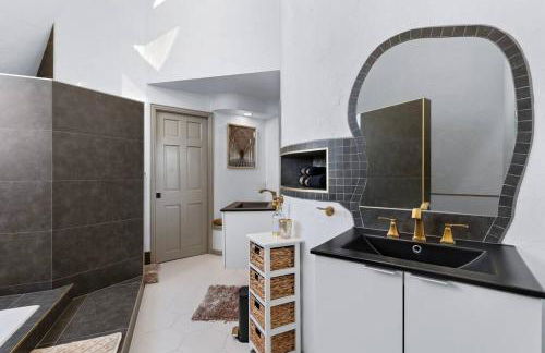 The KingDome - A Unique, Royal Experience with Hot Tub, Rooftop and Views - Foto 65