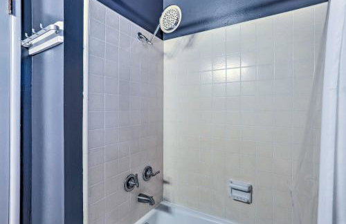 Modern and Unique Cabin with Deck by Lake Gregory! - Foto 12