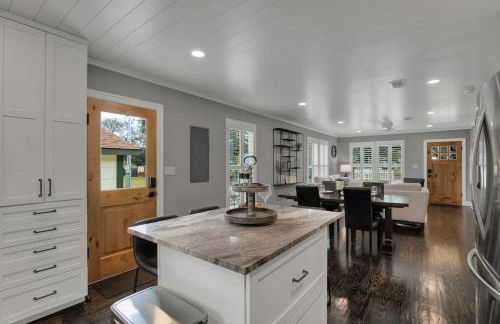 Upscale Home With Pool and Firepit - Close to Mercer St! - Foto 28