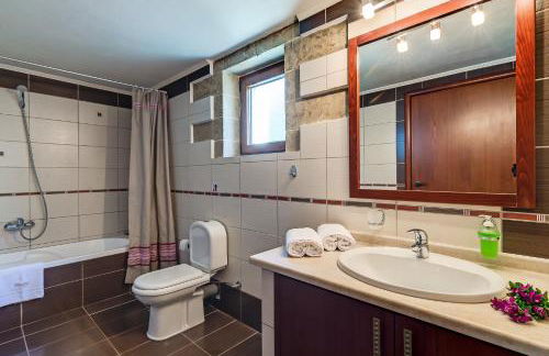 Hectoras Villa in Plaka BY APOKORONAS-VILLAS - Photo 34