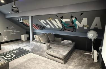 SK Stays Modern Luxury Home With Jacuzzi Bath & Cinema Room - Foto 32
