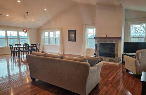 Spacious 5-Bedroom Mountain Farmhouse, Long-Range Views, 20 Minutes to Asheville - Foto 5