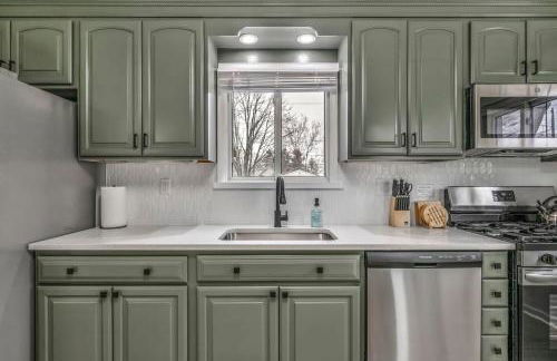 NEW! Modern Retreat Near CLE-Game Room-Renovated - Foto 40