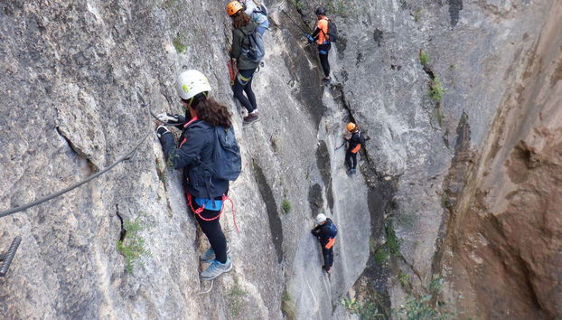 Atravesando la vía ferrata del Ciervo
